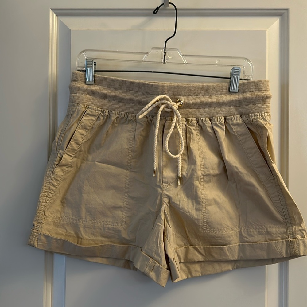 Lou and grey khaki women's shorts.